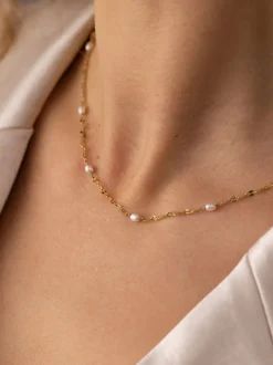 Delicate Pearl Kette
