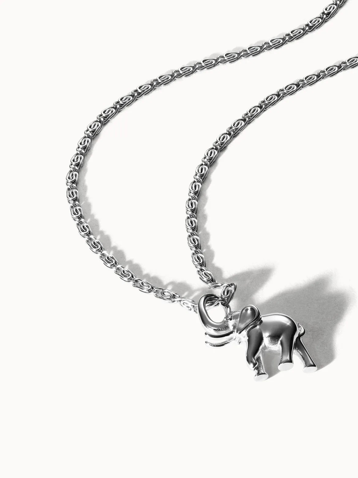 Flowing Strength Elefant Charm