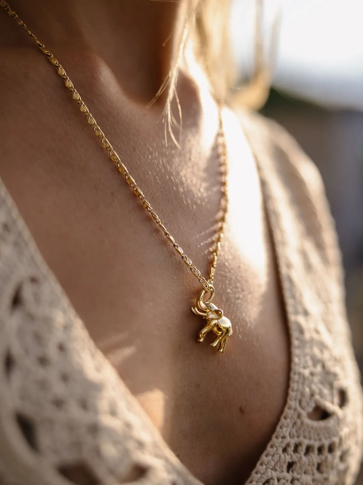 Flowing Strength Elefant Charm