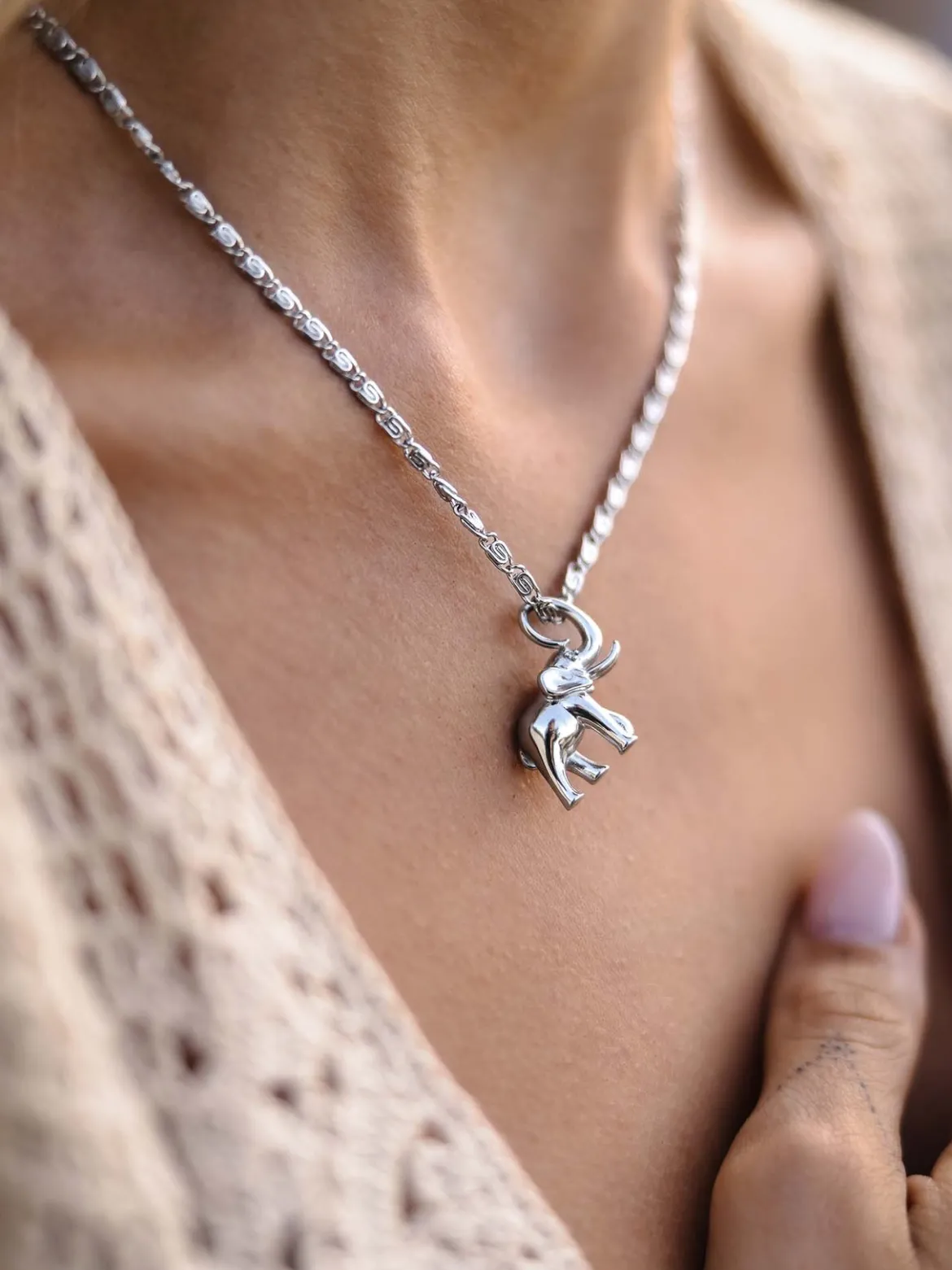 Flowing Strength Elefant Charm