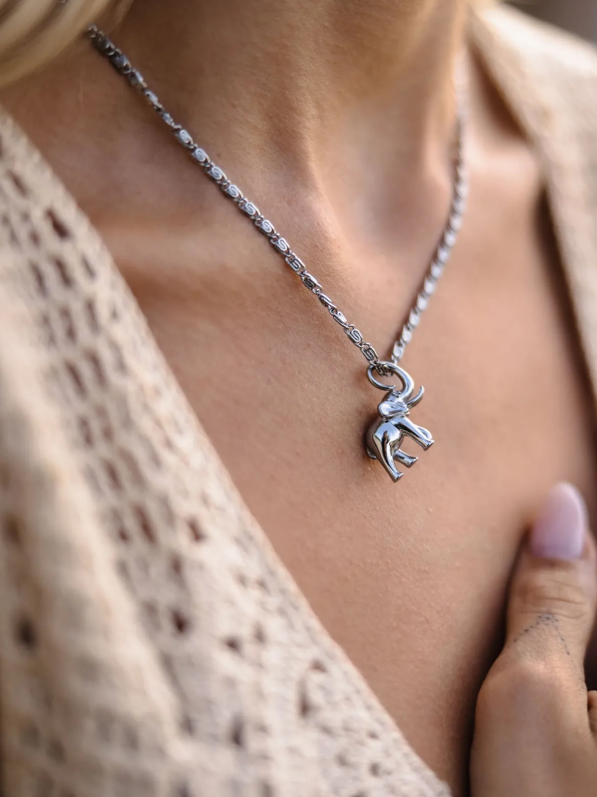 Flowing Strength Elefant Charm