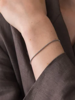 Sleek Armband