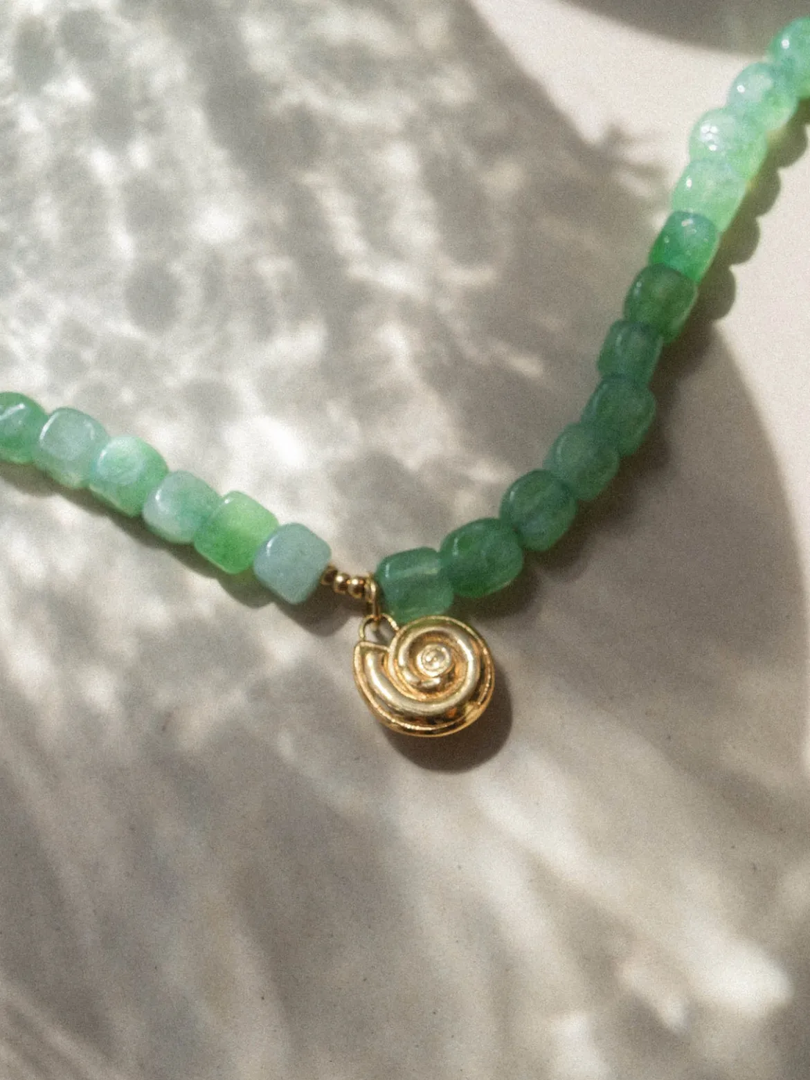 Sundial Shell Jade Kette